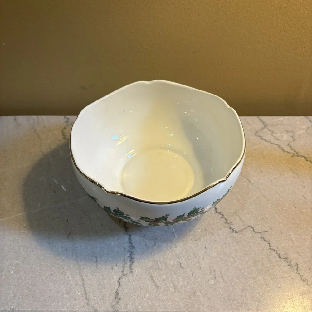 Lenox 75th Anniversary Teleflora Holly &‎ Berries with Gold Trim 2009 Bowl